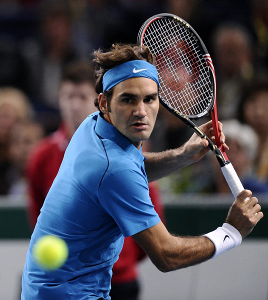 KAIYUN官网费德勒回归赛场，势不可挡首场状态亮眼，热火观众沸腾！(电影无路可逃一家四口)