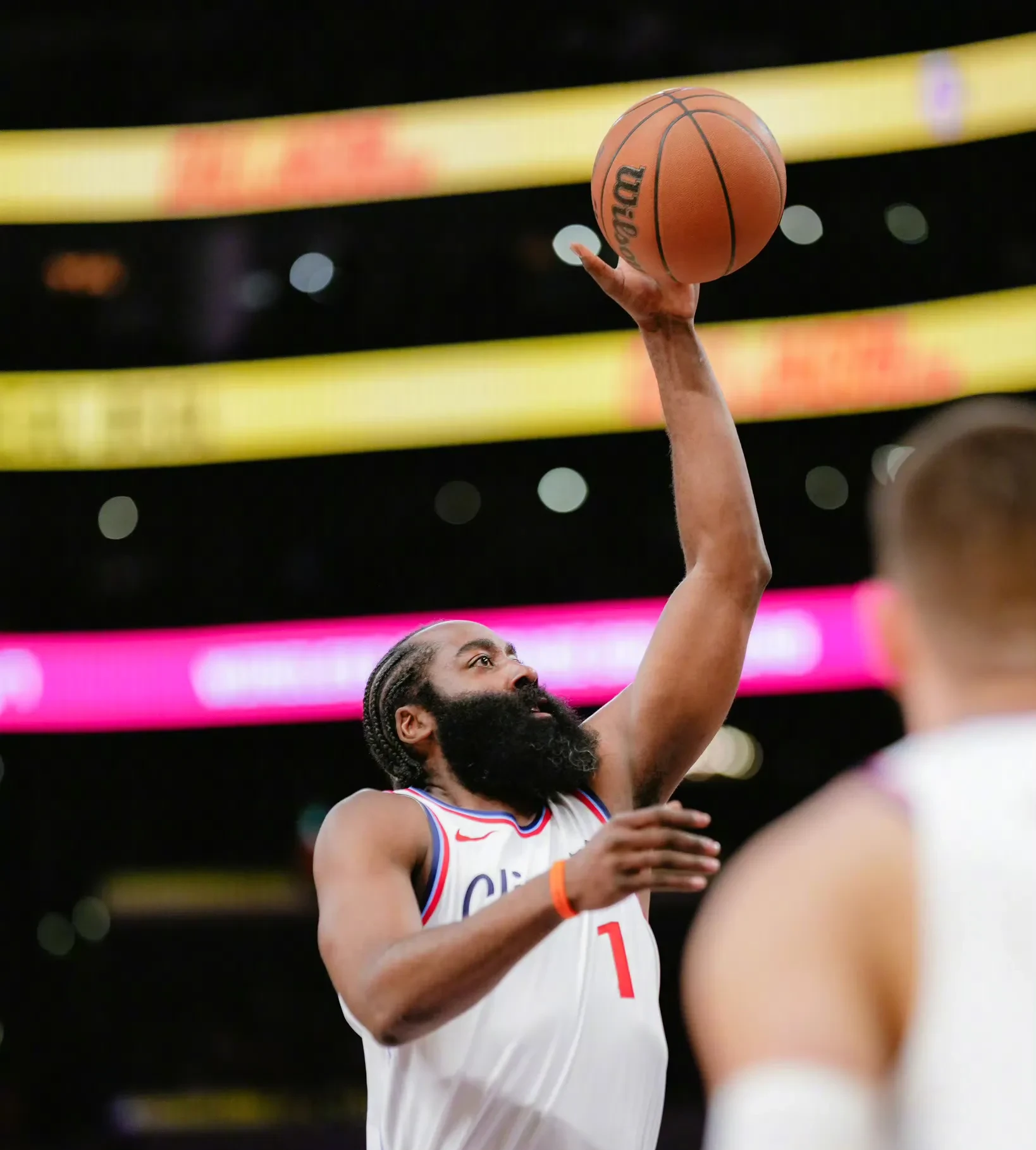 开云·体育(kaiyun)官方网站哈登回归赛场,势不可挡首场状态亮眼,巴塞罗那观众沸腾!(哈登53分全场录像高清中文解说)